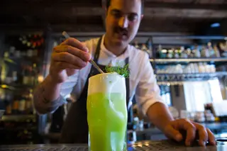 Gin Fizz com ervilhas e lima kaffir: Fresco, cítrico, com baixo teor alcoólico e sabor a ervilha, assim se define um dos best-sellers da carta do Pesca, em Lisboa. É caso para dizer que neste cocktail as ervilhas comem-se mas também se podem beber. €8