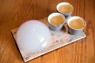 Lock Stock and 3 Smoking Barrels: Composto por tequila, mescal, sumo de lima, goma de gengibre e chá verde queimado, que serve para infusionar a tequila e que confere a este cocktail um sabor fumado mas muito fresco. Como decoração, leva uma bolha de fumo de alecrim. €16