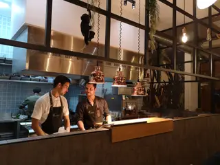 Em Faro, o novo Alameda Restaurant & Rooftop tem cozinha aberta para a sala