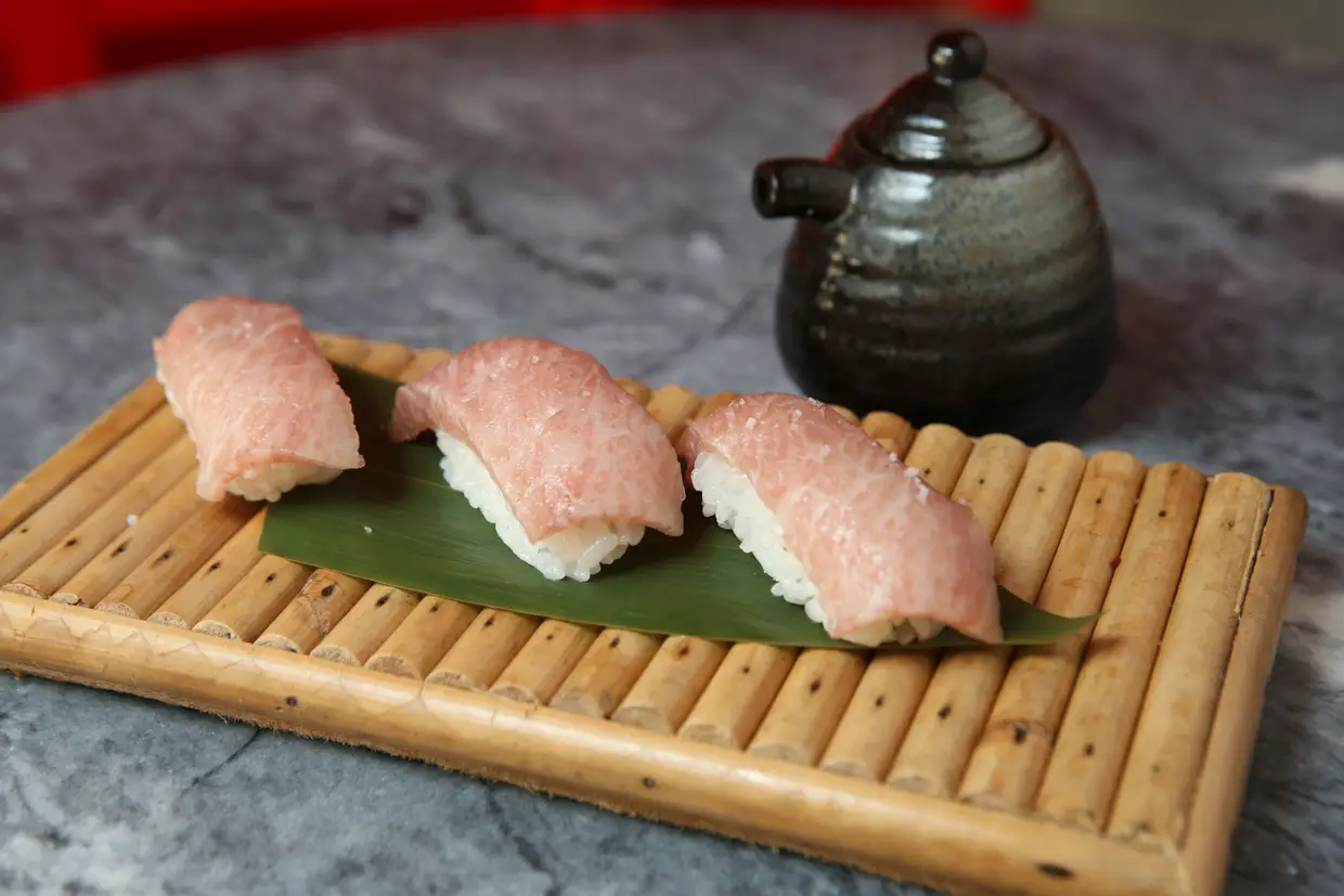 Niguiri de atum (toro) e flor de sal