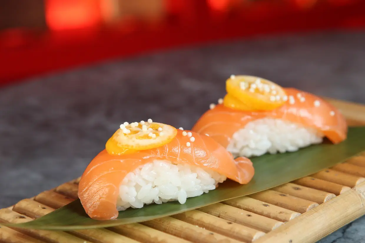 Niguiri de salmão, gel de manga e kumquat