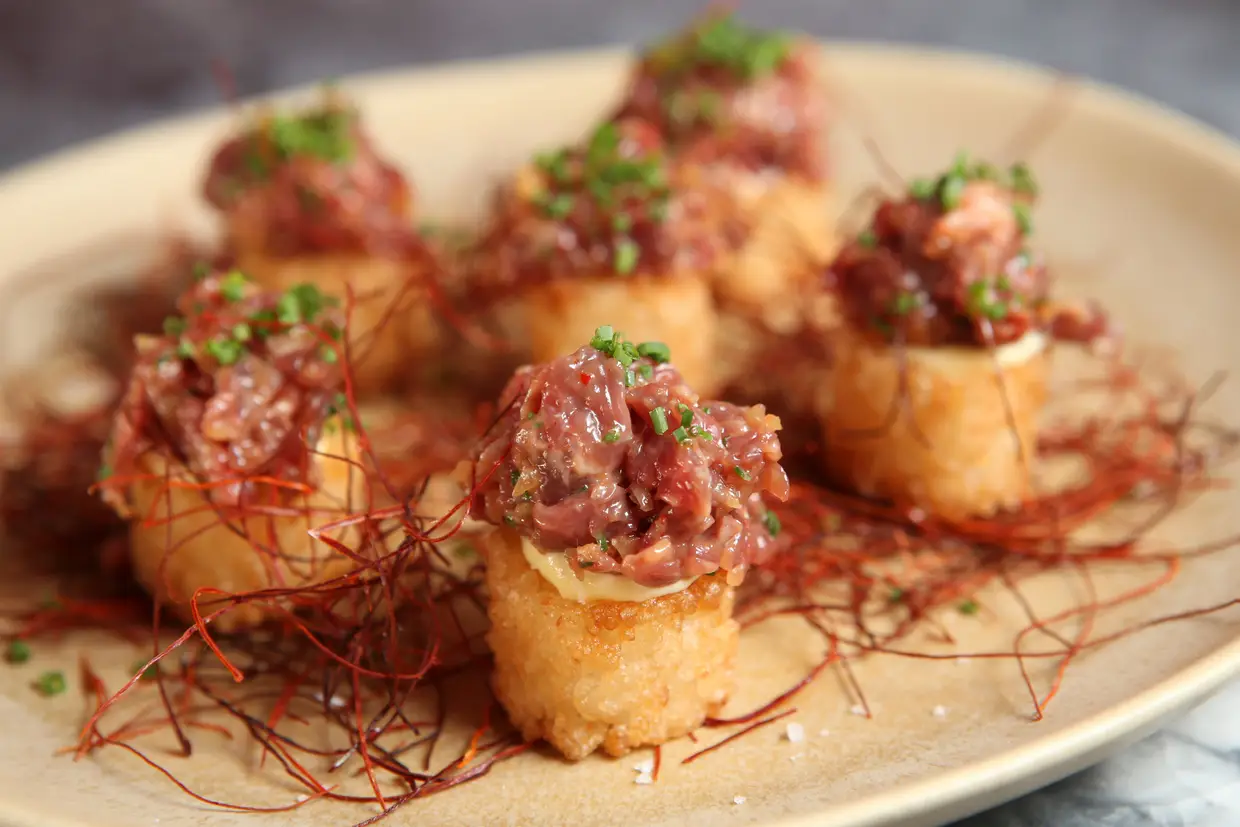 Tártaro coreano de wagyu, kimchi, arroz frito e cebolinho
