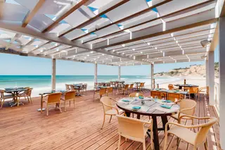 Maré, restaurante de praia do Pine Cliffs Resort, na Praia da Falésia