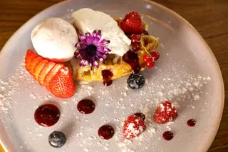 Waffle com frutos vermelhos, chocolate branco e gelado artesanal silvestre