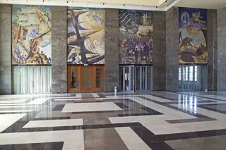 A Gare Marítima de Alcântara foi pensada para receber os passageiros de 1ª classe que chegavam a Lisboa. A sala principal situa-se no 1º andar pois era aí que era feito o desembarque de bagagens e alfândega