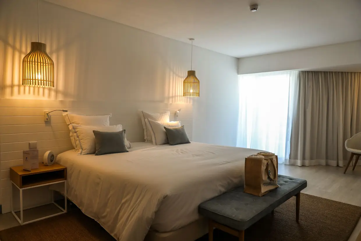 O hotel conta com 94 quartos, todos com varanda