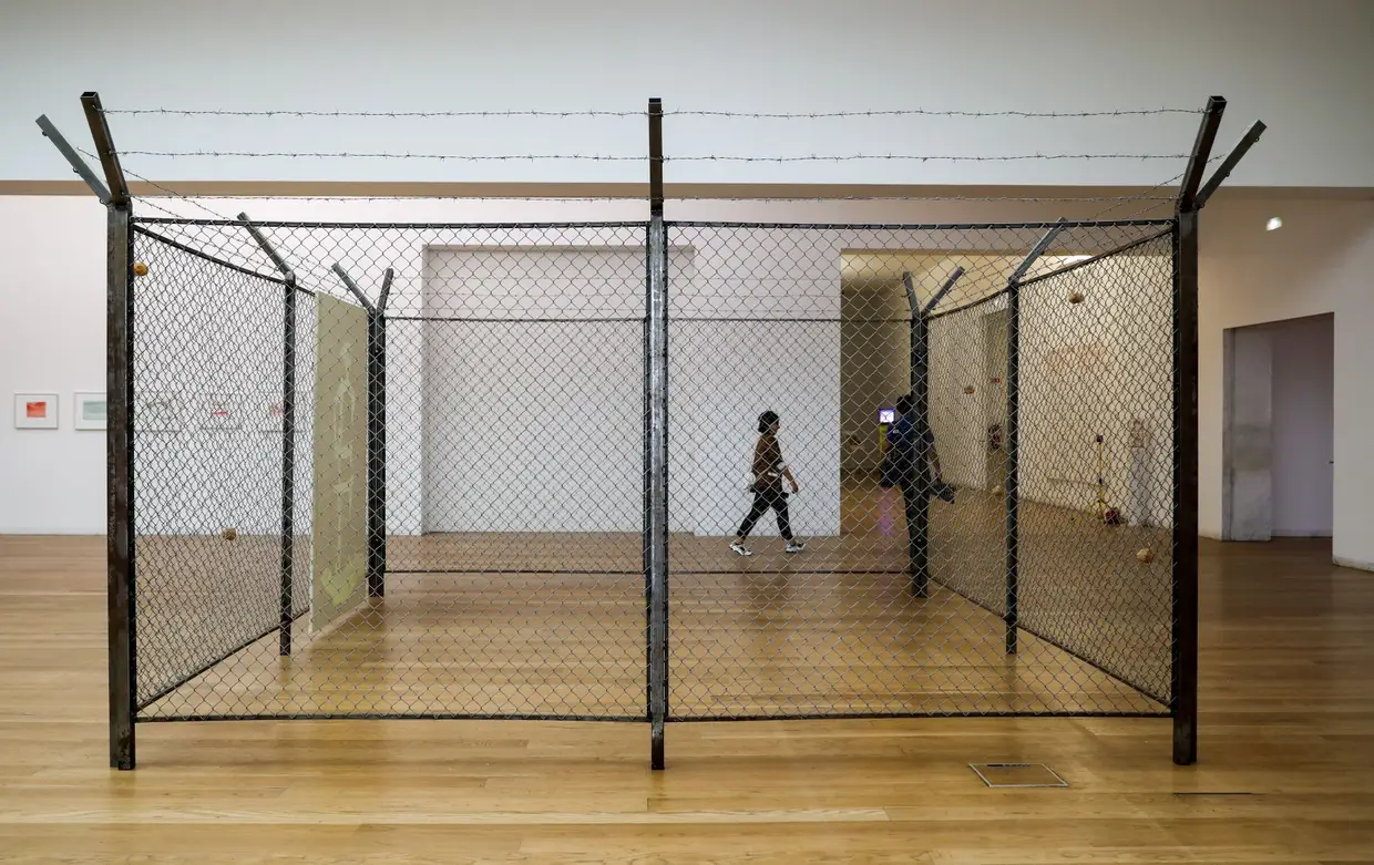 The Fence, de Miroslaw Balka e Luc Tuymans