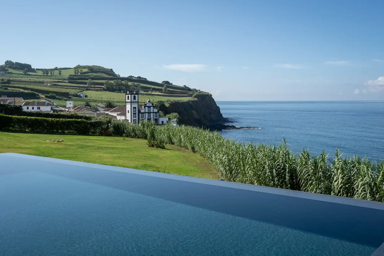 A piscina de água salgada, alinhada com o mar, é um dos lugares mais apetecíveis deste hotel