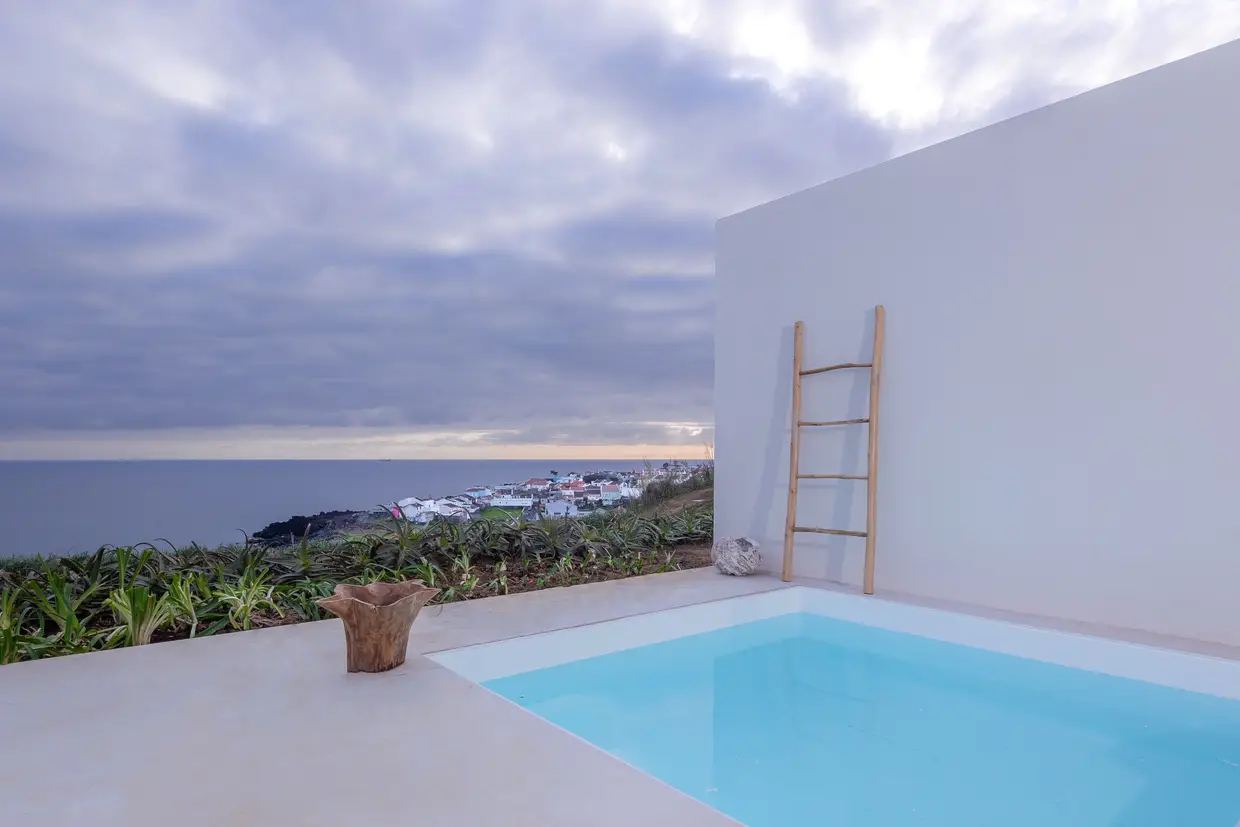 Todos os quartos têm terraço, debruçado sobre o oceano
