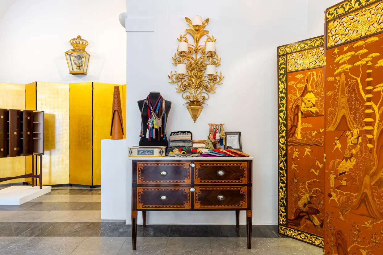 A coleção de design contemporâneo divide a loja com outras peças, mais clássicas, que podem ser encomendadas