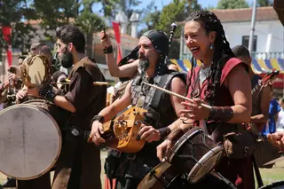 O centro histórico de Santa maria da Feira acolhe 1600 performances em seis praças, onde se encontram mais de duas dezenas de áreas temáticas