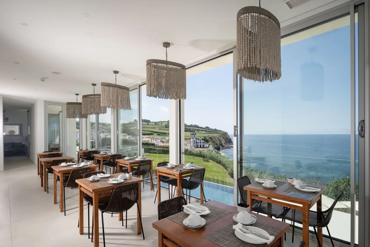 O pequeno-almoço é servido no restaurante ou, sempre que o tempo o permitir, junto à piscina