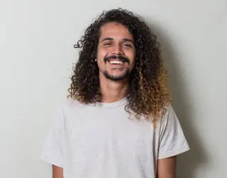Geovani Martins vem de Bangu, da zona oeste do Rio de Janeiro, e cresceu no Vidigal, bairro mais conhecido pela sua favela, ao lado do Leblon, enclave entre a dureza da sociedade e as graças da Natureza