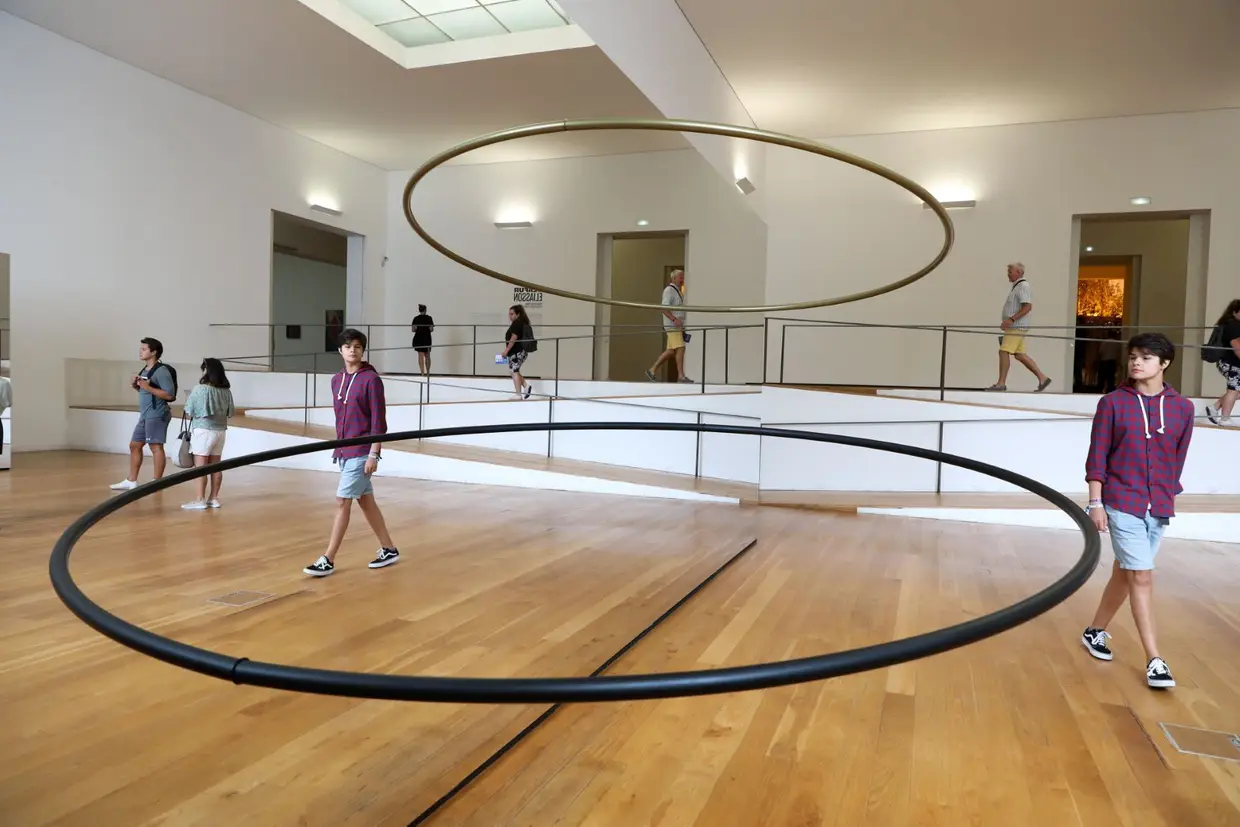 The Listening Dimension (2017) está numa das salas do museu