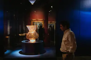 A exposição, comissariada por Jessica Hallett, contextualiza e justapõe objetos, criando uma narrativa surpreendente