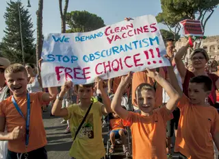 O casal discreto da alta-roda novaiorquina que doou milhões ao movimento antivacinas