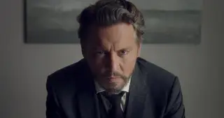 O argumento, escrito com notável sentido de humor, gira à volta de uma personagem que dificilmente funcionaria tão bem sem o talento de Johnny Depp