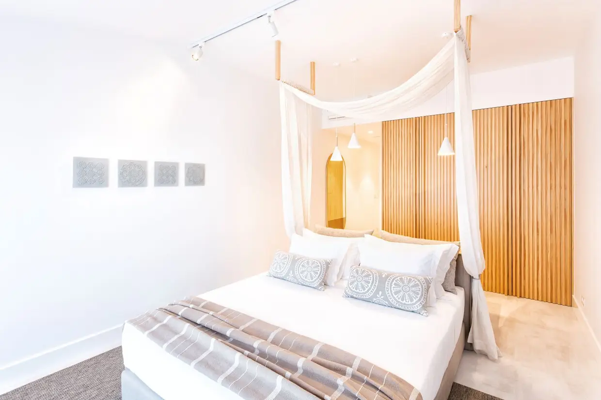 Na decoração, apostou-se na madeira e nos tons claros, de inspiração nórdica, conjugados com amarelos, azuis e ocres