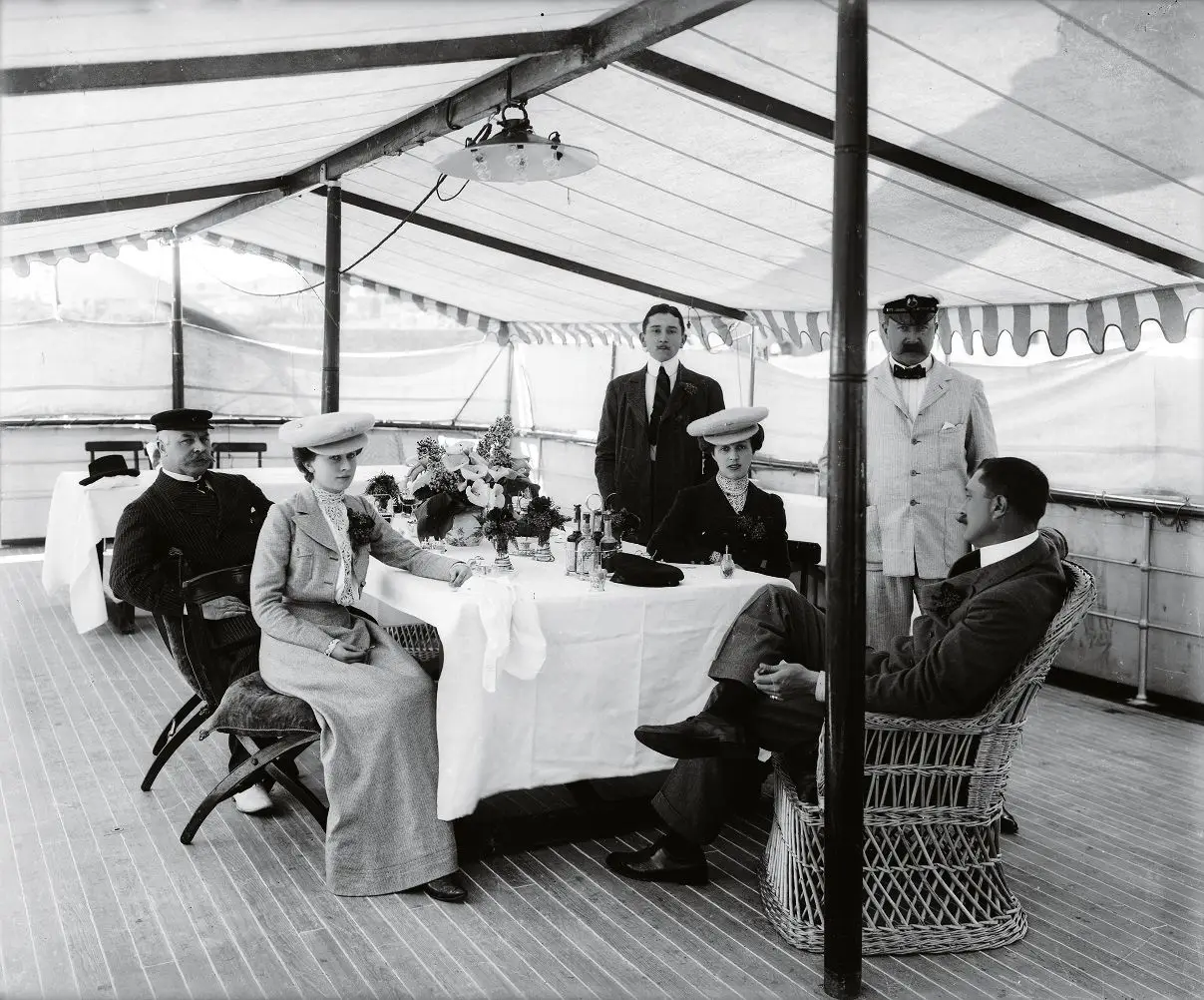O novo Museu de Fotografia da Madeira possui um espólio de 1,5 milhões de imagens. Entre as fotografias da exposição permanente está esta de Sir George Bullough e convidados no convés do iate Rhouma (1902), da autoria de Vicente Gomes da Silva Júnior