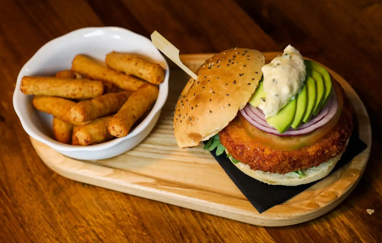 A carta de hambúrgueres criada por Daniel Cardoso é extensa - entre eles, está o Fried Chicken Burger (com carne de frango, abacate e maionese)