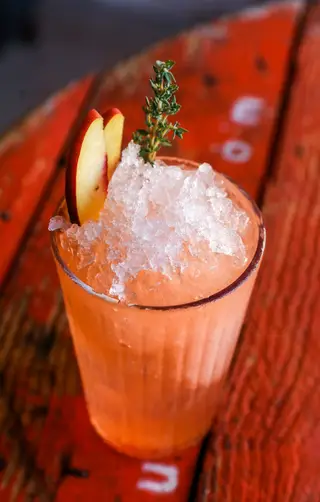 O cocktail Peach Fizz, um twist do clássico Gin Fizz, é uma das propostas do Ferro Bar