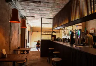 No bar, a cargo de Lia Igreja, servem-se quatro cocktails originais: Iron Mule, Rusty Screw, Spicy Swizzle e Peach Fizz. “São inspirados em elementos ricos em ferro ou alusivos às cores da casa”, sustenta a bartender