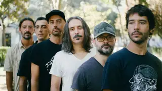Das 13 bandas e artistas convidados, todos repetentes, com concertos especialmente criados para o festival, só os Diabo na Cruz atuam a solo
