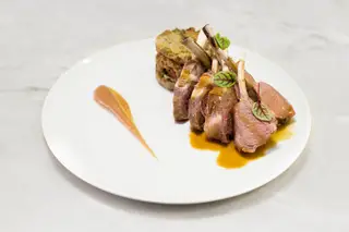 As costeletas de borrego, com ervas aromáticas acompanham com migas