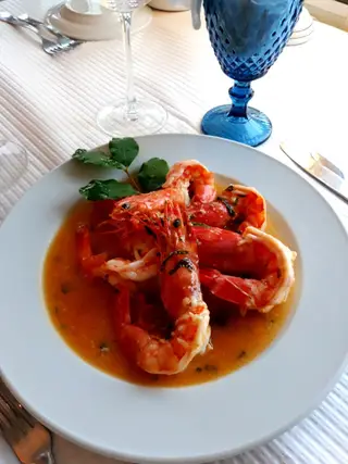 O camarão de Moçambique (com um molho delicioso obtido por redução das respetivas cascas e cabeças, e temperado com alho, piripíri e limão) e o camarão fresco têm qualidade inquestionável, tanto nos produtos como nos sabores