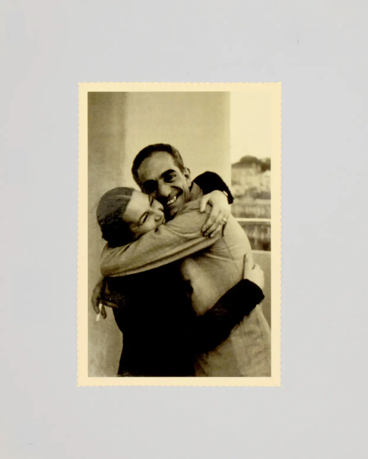 Reprodução em postal da fotografia de Sarah Affonso e José de Almada Negreiros no terraço do Hotel Vitória (1936), em Lisboa (€1,50)