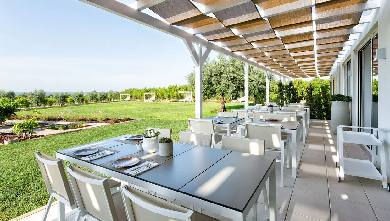 A sala dos pequenos-almoços tem um terraço, com vista para a horta biológica