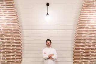 "É, acima de tudo, uma cozinha simples, dos poucos ingredientes, da matéria-prima vegetal e do mar de qualidade", diz Bertílio Gomes sobre a cozinha algarvia, à prova na Taberna Albricoque, em Lisboa