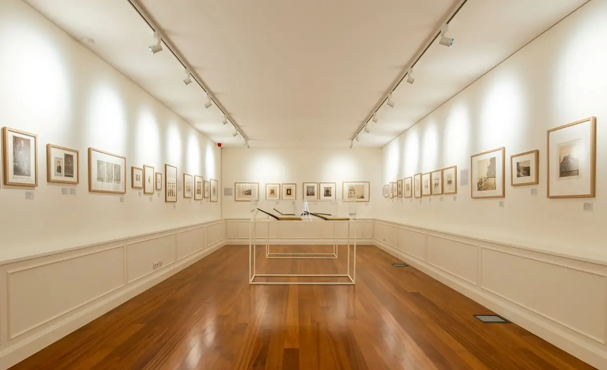 O novo museu passará também a albergar mostras temporárias. A primeira, já patente, é Tesouros da Fotografia Portuguesa do Século XIX