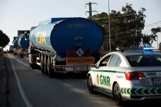 Sindicato dos motoristas de matérias perigosas desconvoca greve