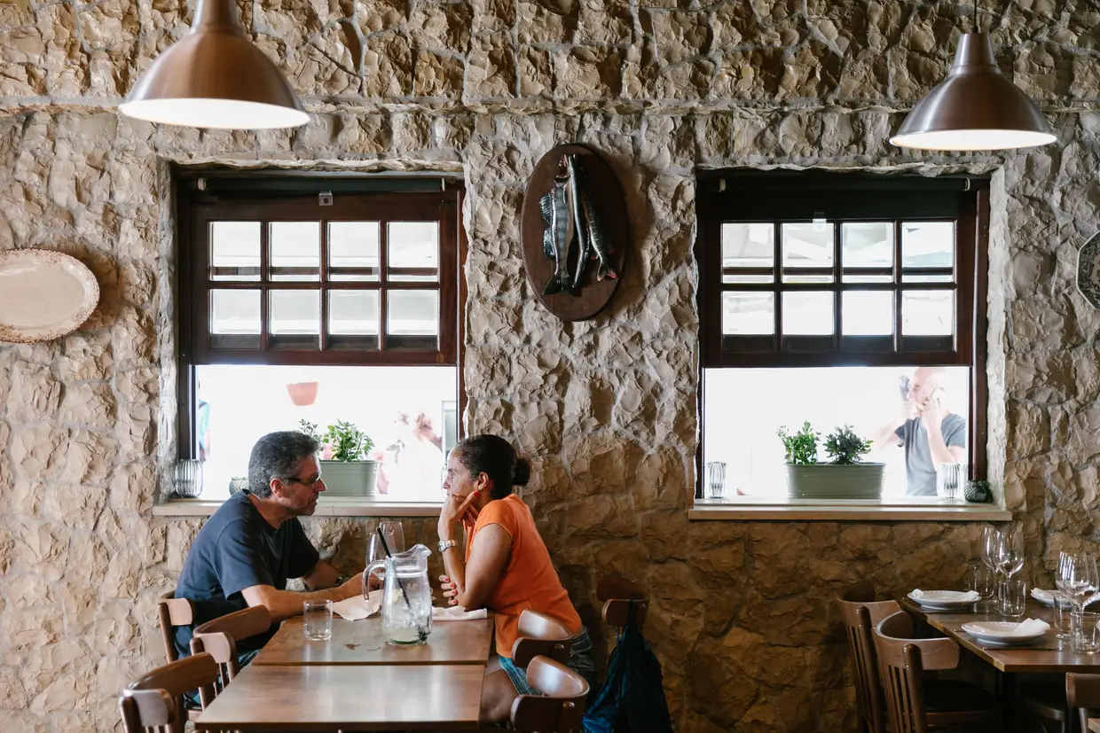 A Casa Mateus fica numa ruela interior, a dois passos da marginal. Algumas peças que decoram as paredes vieram do primeiro restaurante (também Casa Mateus) encerrado em 1982 e que pertenceu ao avô do dono, Pedro Mateus