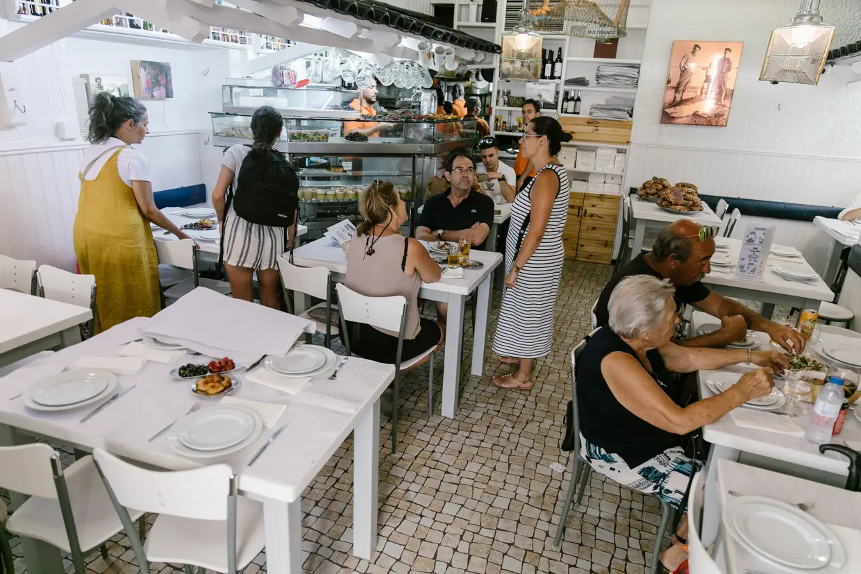 A sala d’O Rodinhas é pequena, assim como a esplanada. Não aceitam reservas, mas vale a pena esperar por mesa para provar o marisco, sempre fresco