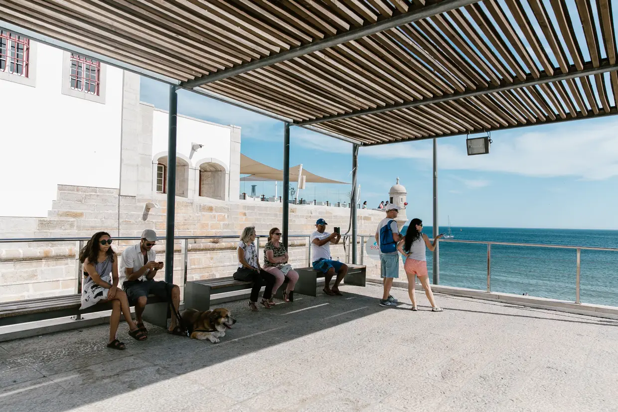 Nas obras de melhoramento do centro histórico foram criadas zonas de descanso, como esta, ao lado da Fortaleza de Santiago, onde fica o Museu Marítimo de Sesimbra