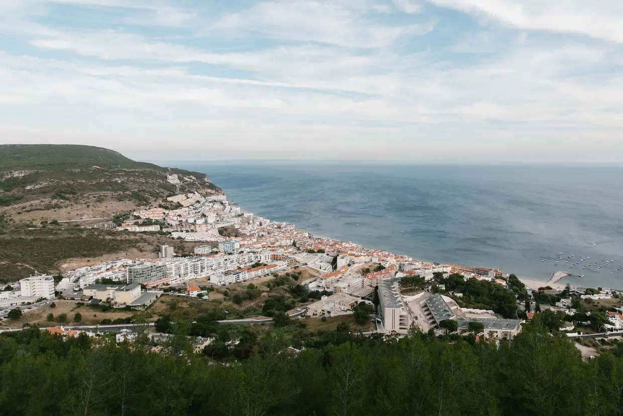 Dizem alguns pexitos (habitantes locais) que é do Castelo de Sesimbra que se tem a melhor vista sobre a vila