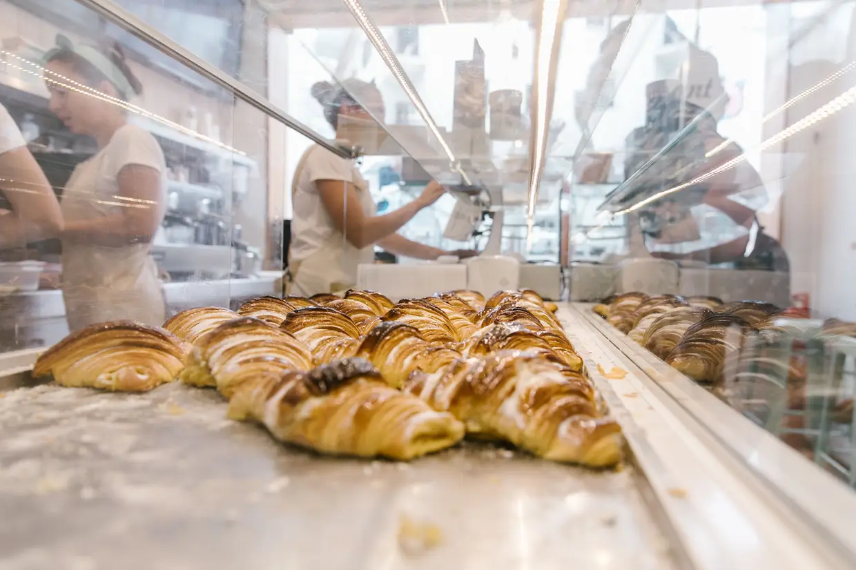 Na loja O Melhor Croissant da Minha Rua estão sempre a sair fornadas de croissants, para comer simples, com doce de ovo ou mistos