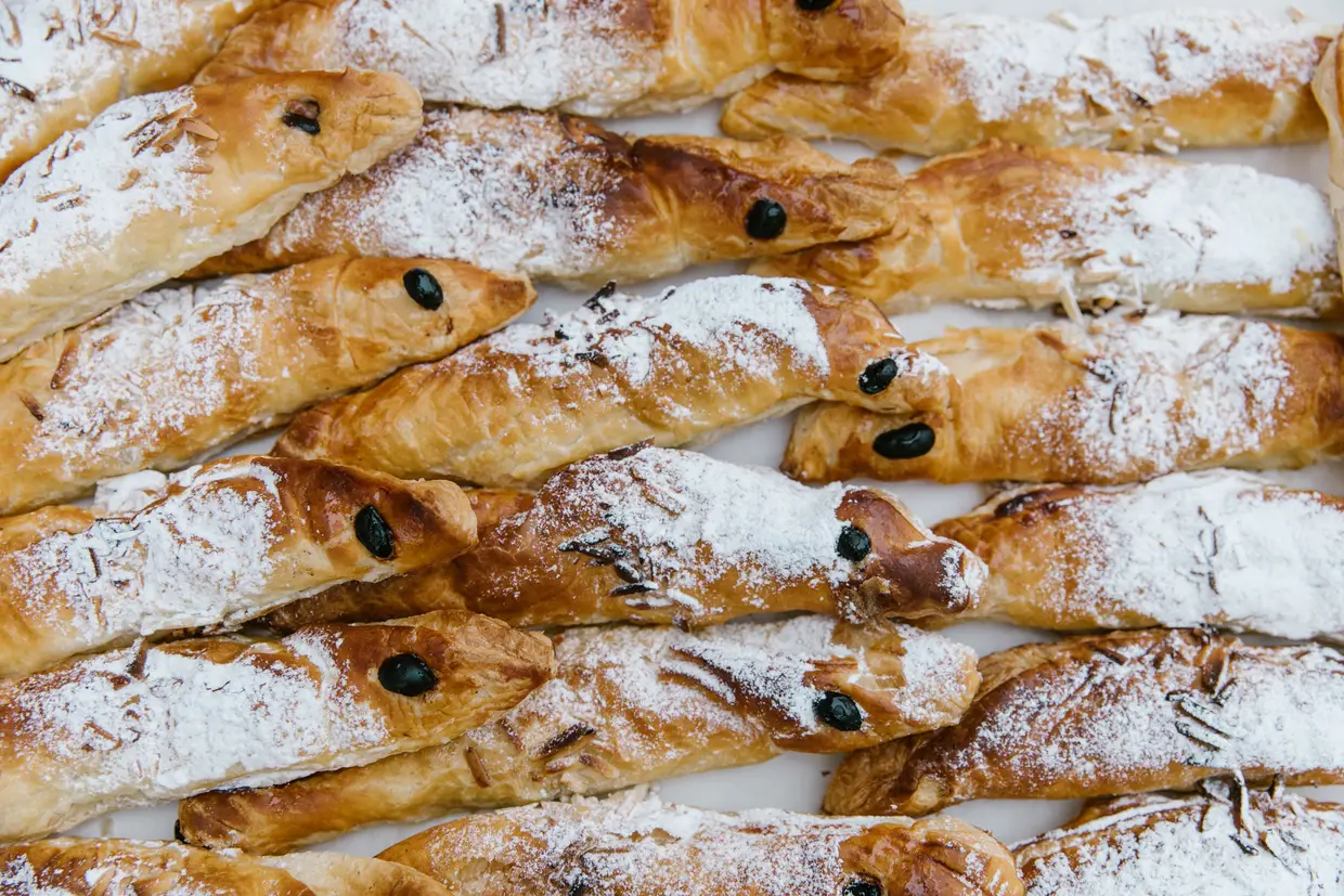 As sardinhas são um dos doces típicos da pastelaria Marzul. Feitas de massa folhada, doce de ovos e amêndoa, são quase tão populares quanto os pastéis de nata
