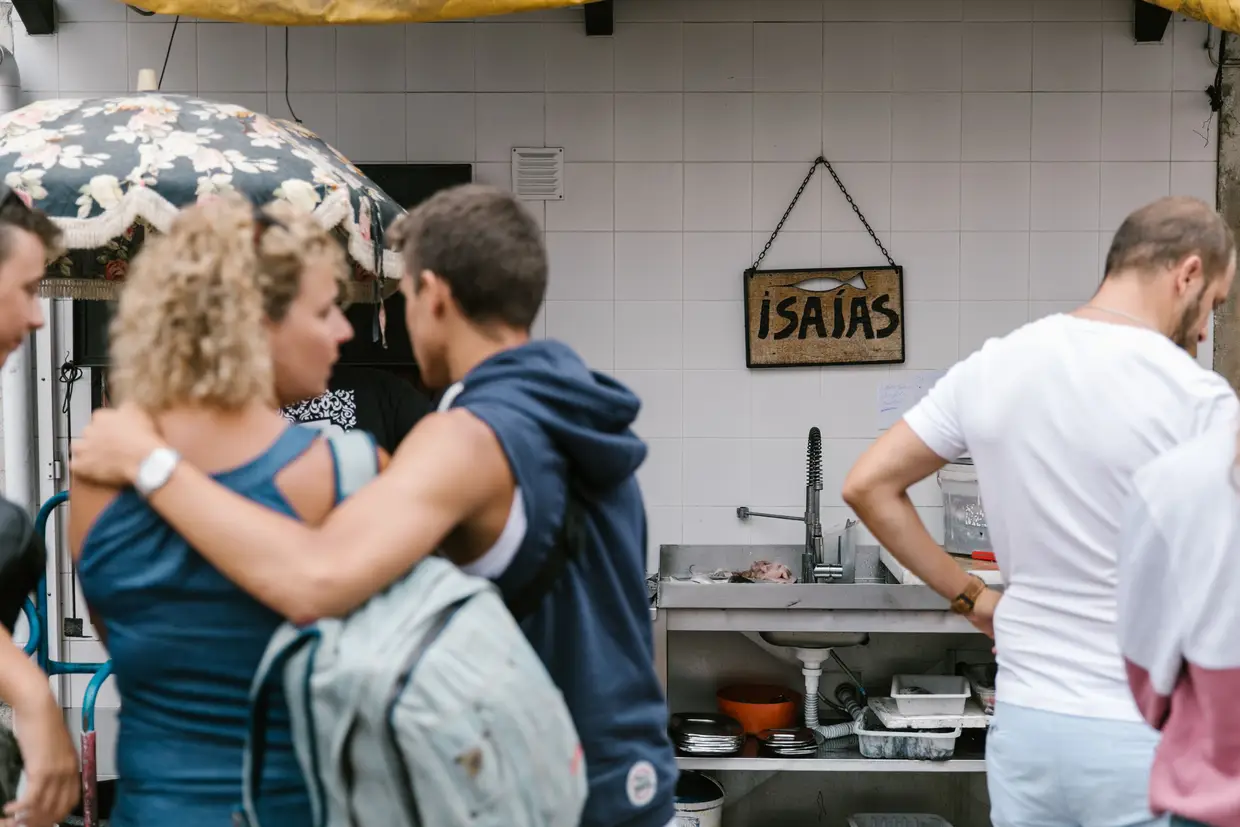 Não há dia sem fila à porta da Casa Isaías, com comida simples a preços simpáticos