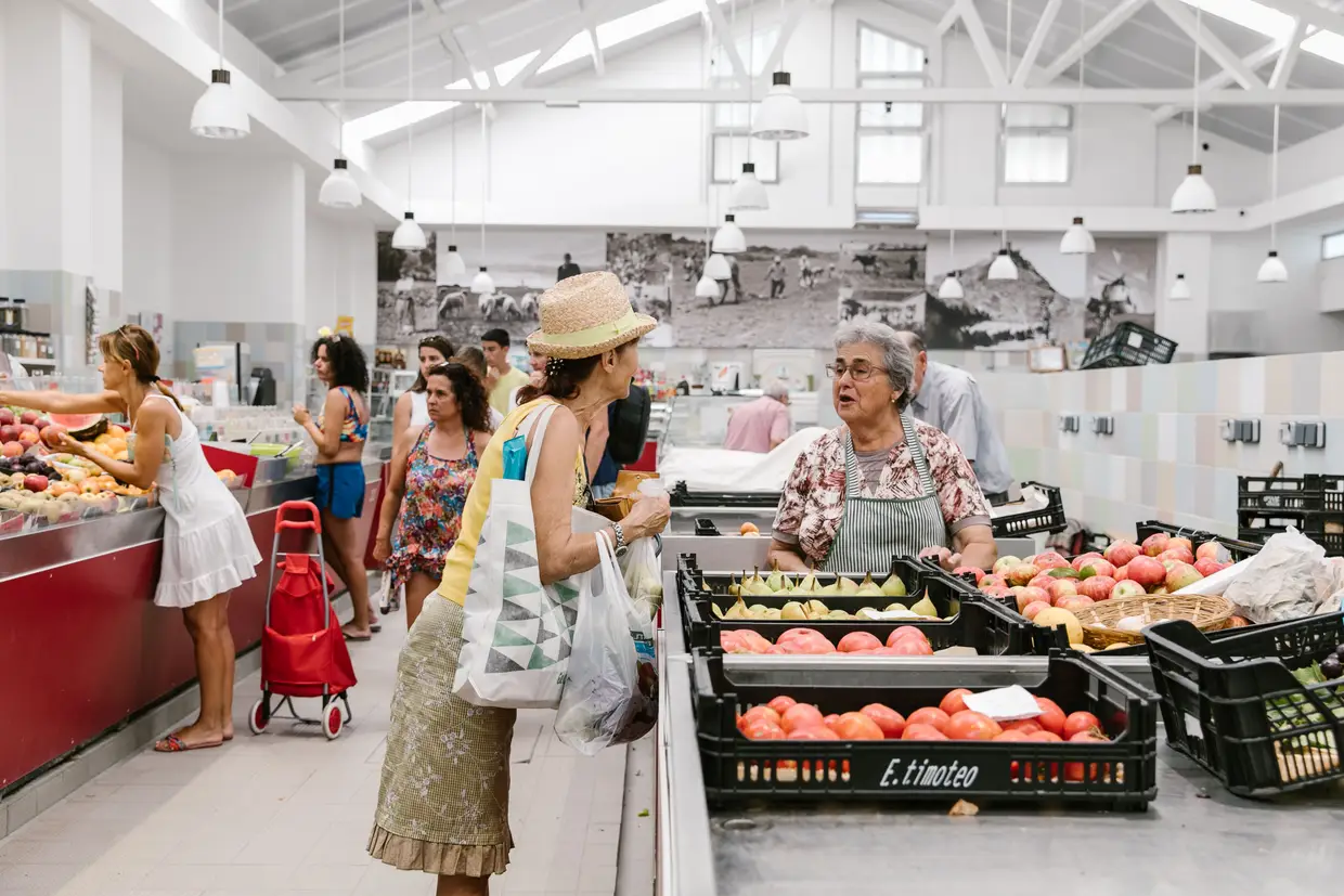 O Mercado Municipal de Sesimbra fica mesmo no centro histórico e abre todas as manhãs (exceto segunda) com peixes, produtos frescos e queijos da zona