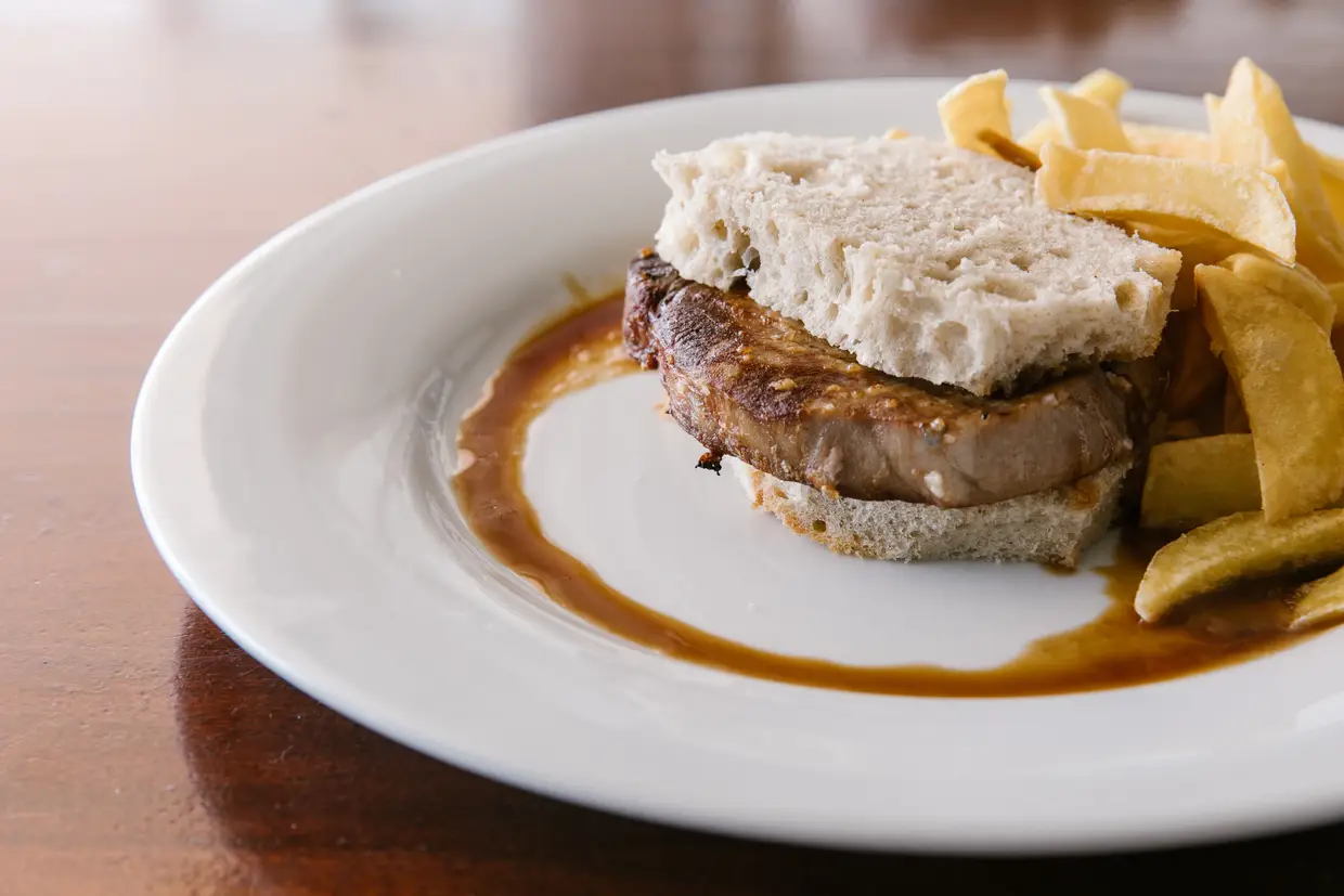 N'O Ribas, irmão mais novo do restaurante Ribamar, com o qual partilha cozinha, vale a pena experimentar os pregos de peixe, como este de atum, com um molho de inspiração asiática e batatas fritas