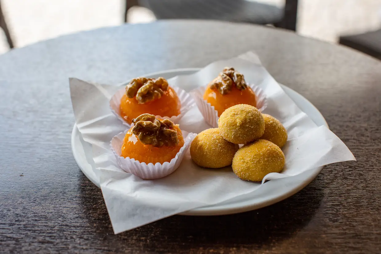 No património gastronómico de Cascais constam Areias e Nozes. A quase centenária pastelaria Bijou tem as melhores