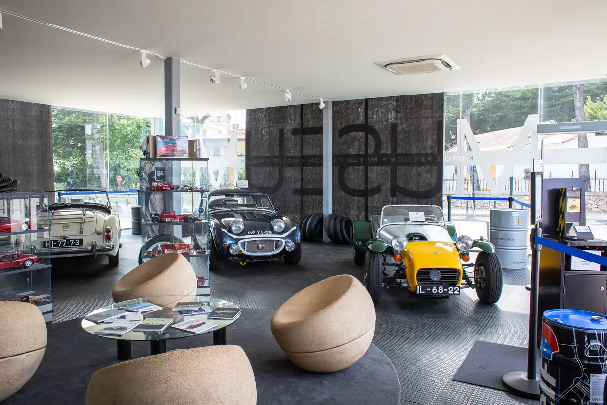 O Motor Passion Museum, um pequeníssimo e temporário museu dedicado à paixão, como diz o nome, pelos motores. Junta seis simuladores de automóveis, carros clássicos, miniaturas e muita memorabilia ligada ao tema