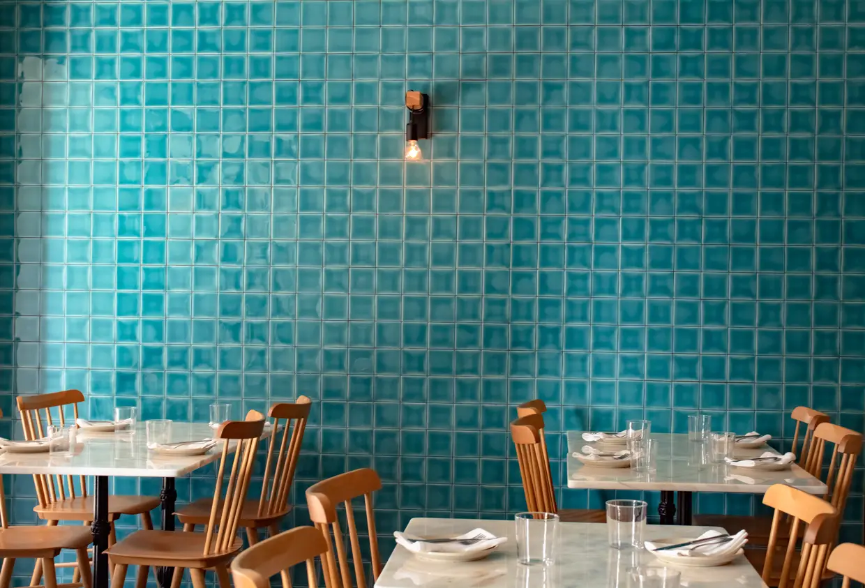 Projeto de três sesimbrenses na casa dos 30 anos, o novo restaurante O Zagaia, aberto este ano, tem ambiente descontraído e decoração moderna