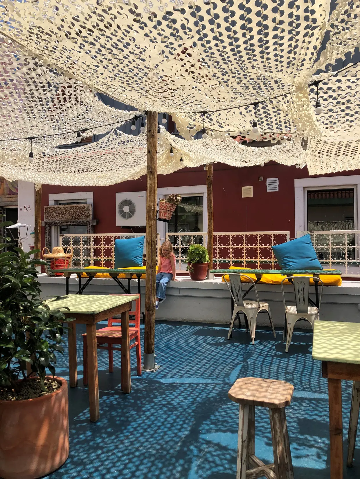 O House of Wonders são dois andares, um terraço com vista para a baía e para os telhados da vila e um outro, apelidado de roofgarden, que ganhou, este ano, um bar de cocktails
