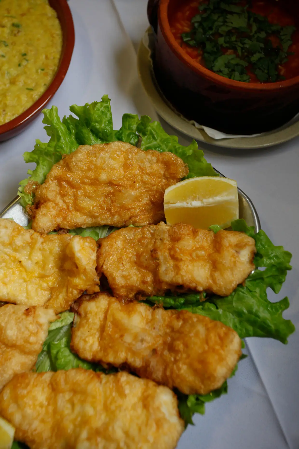 Do peixe grelhado às saladinhas frias, dos filetes de garoupa ao peixe miúdo frito, é tudo bom no restaurante Vela Azul, no Bairro da Assunção