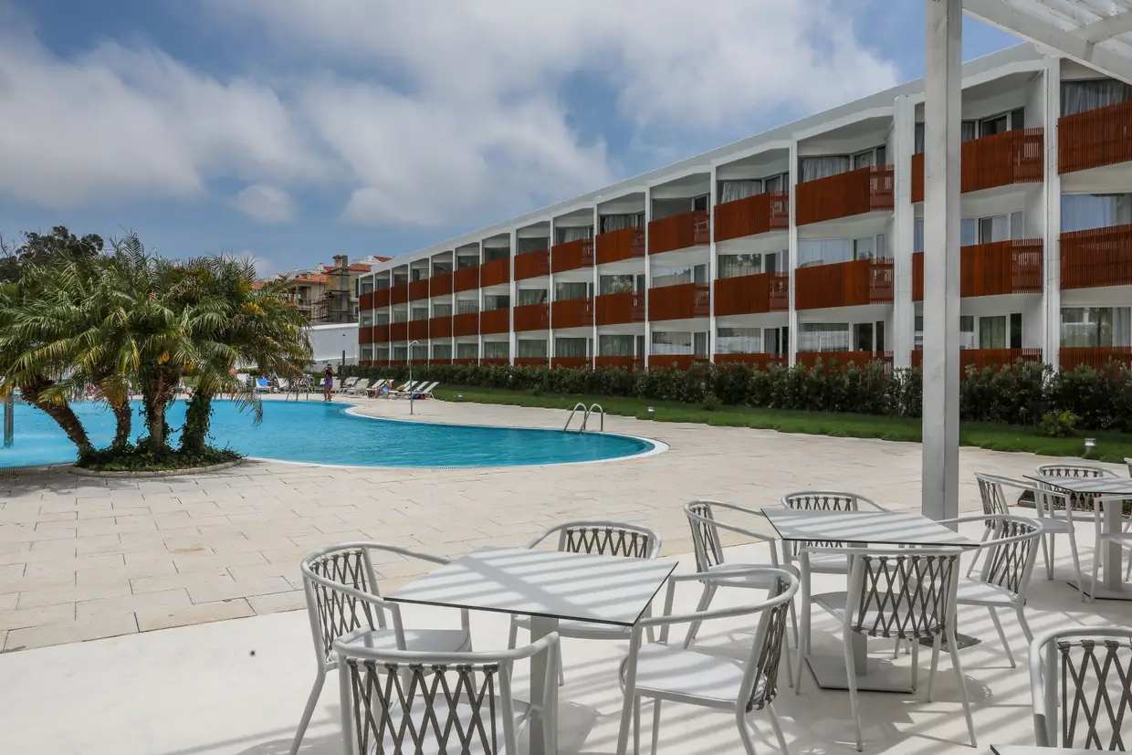 A piscina, protegida do vento, é uma das mais-valias do hotel