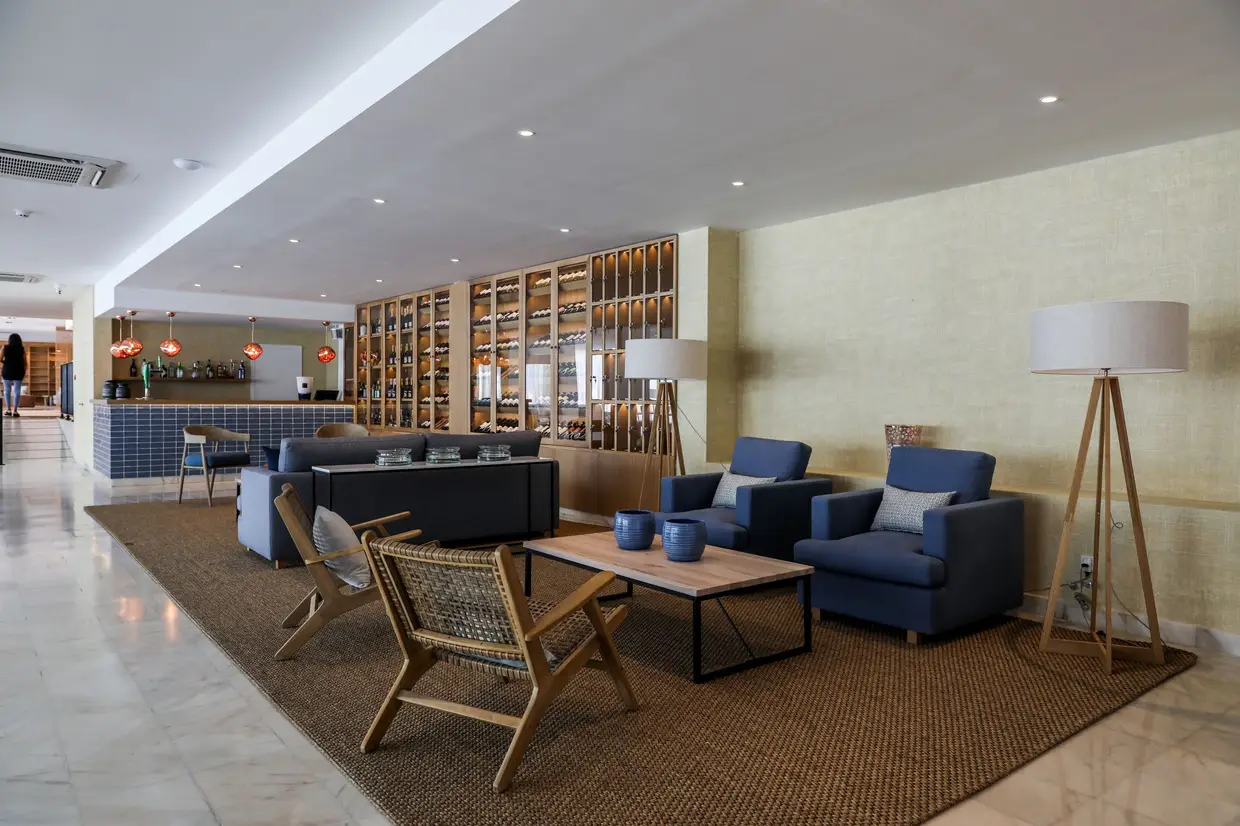 O Malibu Foz Hotel manteve a estrutura do edifício, construído em 1982, mas o interior está irreconhecível, nomeadamente as áreas comuns e os quartos, mais amplos e luminosos